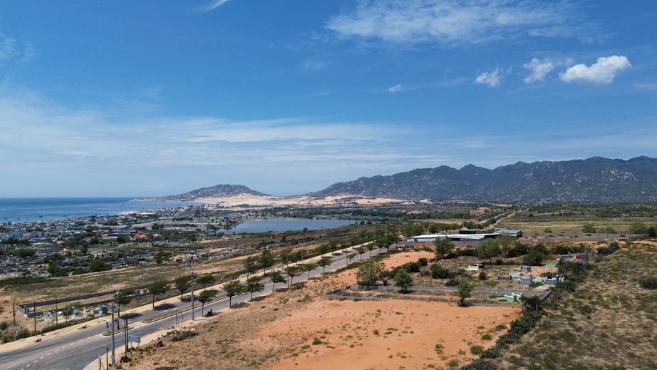 Cận cảnh đường nối Quốc lộ 1 băng qua "tiểu sa mạc" ở Ninh Thuận  - Ảnh 5.