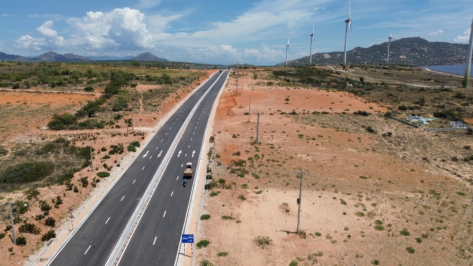 Cận cảnh đường nối Quốc lộ 1 băng qua "tiểu sa mạc" ở Ninh Thuận  - Ảnh 6.