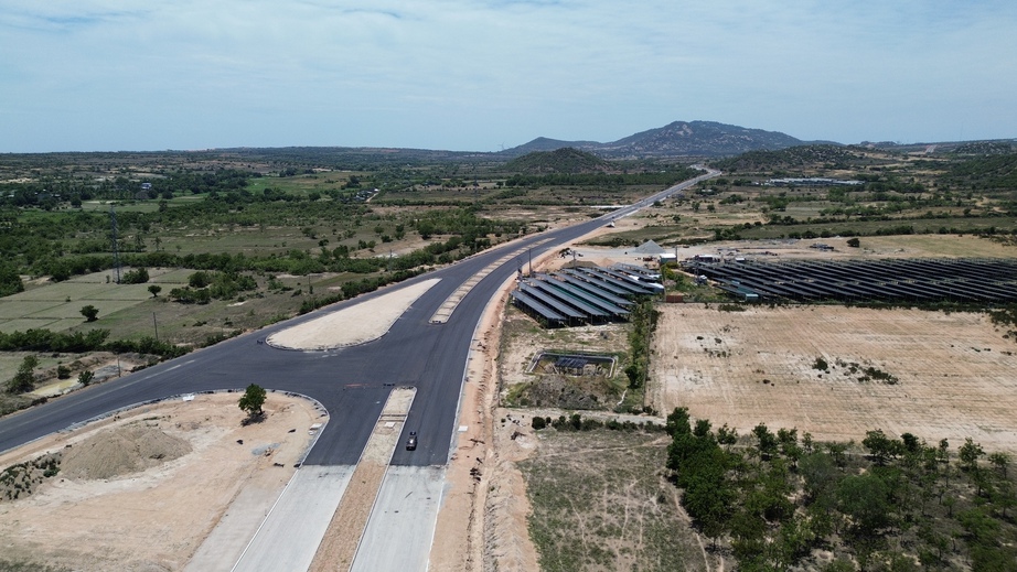 Cận cảnh đường nối Quốc lộ 1 băng qua "tiểu sa mạc" ở Ninh Thuận  - Ảnh 10.