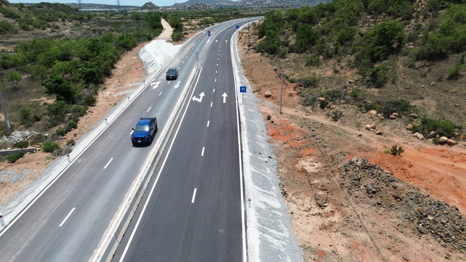 Cận cảnh đường nối Quốc lộ 1 băng qua "tiểu sa mạc" ở Ninh Thuận  - Ảnh 9.