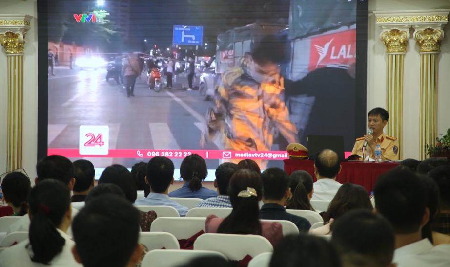 Thanh Ho&aacute; tập huấn kỹ năng truyền th&ocirc;ng, quyết liệt xử l&yacute; vi phạm giao th&ocirc;ng - Ảnh 2.