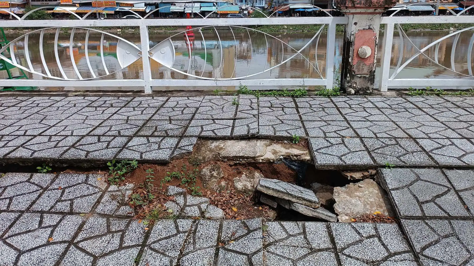 V&aacute; hố sụt l&uacute;n dọc bờ k&egrave; k&ecirc;nh x&aacute;ng Bạc Li&ecirc;u &ndash; C&agrave; Mau - Ảnh 3.