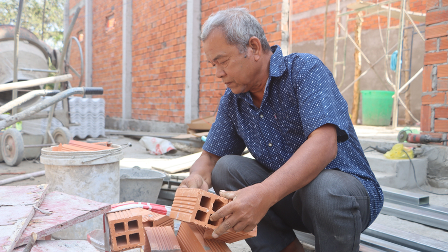 Danh Phol – người dân tộc Khmer mê vá đường, làm việc thiện - Ảnh 1. Danh Phol – người dân tộc Khmer mê vá đường, làm việc thiện - Ảnh 1.