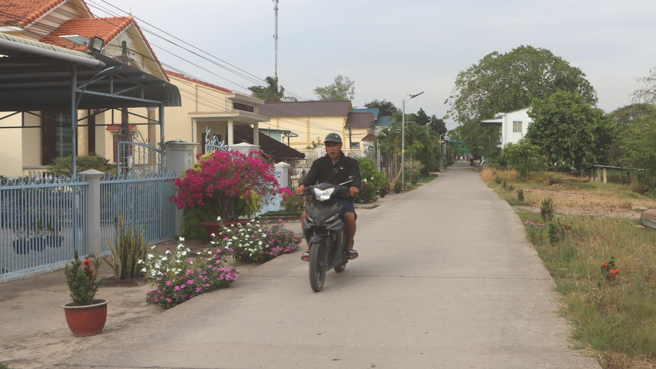 Danh Phol – người dân tộc Khmer mê vá đường, làm việc thiện - Ảnh 2. Danh Phol – người dân tộc Khmer mê vá đường, làm việc thiện - Ảnh 2.