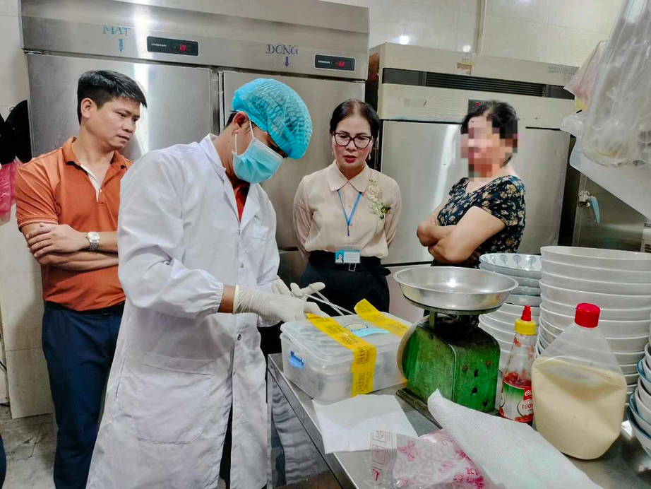 Ngộ độc b&aacute;nh m&igrave; ở Quảng Nam: Số bệnh nh&acirc;n l&ecirc;n đến 91 người - Ảnh 1.