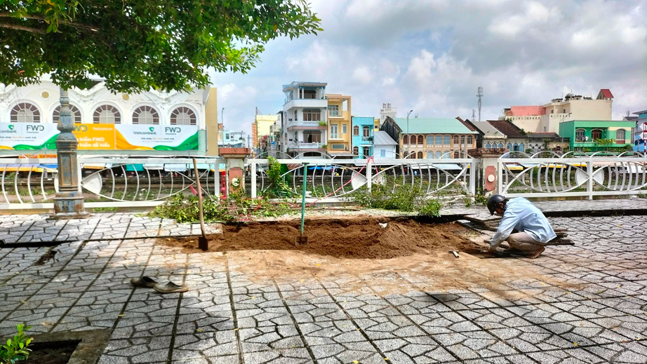 V&aacute; hố sụt l&uacute;n dọc bờ k&egrave; k&ecirc;nh x&aacute;ng Bạc Li&ecirc;u &ndash; C&agrave; Mau - Ảnh 2.