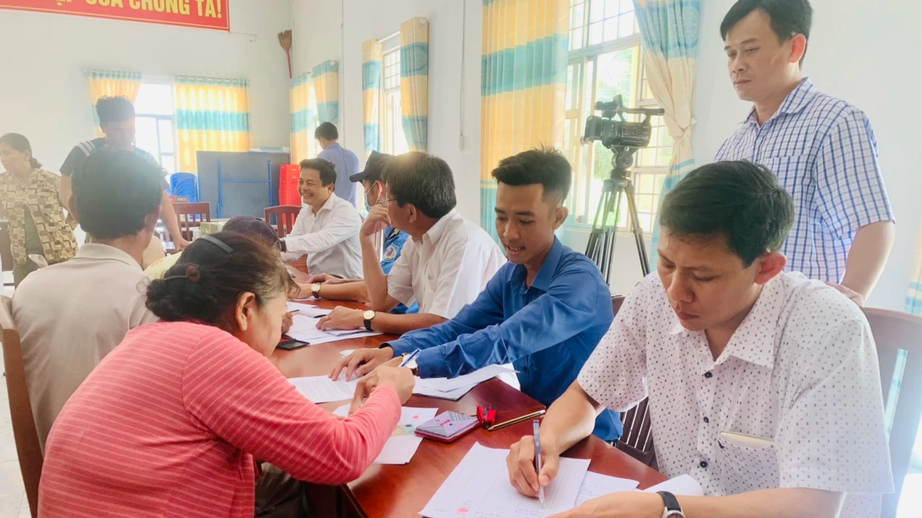 Người d&acirc;n S&oacute;c Trăng phấn khởi giao mặt bằng x&acirc;y cầu Đại Ng&atilde;i nối QL60 - Ảnh 1.