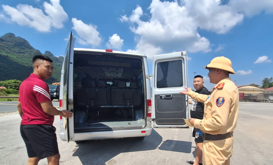 H&agrave;ng loạt xe kh&aacute;ch bị xử l&yacute; gi&uacute;p k&eacute;o giảm TNGT tại Lạng Sơn - Ảnh 2.