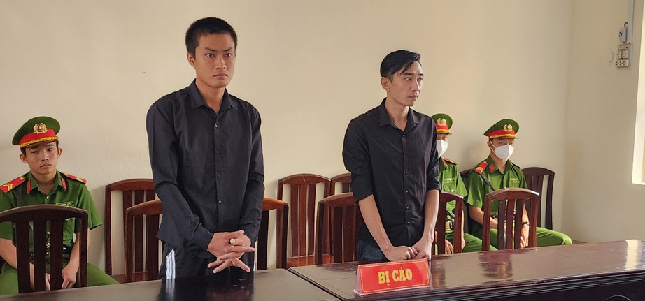 Phạt t&ugrave; 2 người đ&agrave;n &ocirc;ng mang theo s&uacute;ng v&agrave; ma t&uacute;y đi thu&ecirc; kh&aacute;ch sạn  - Ảnh 1.