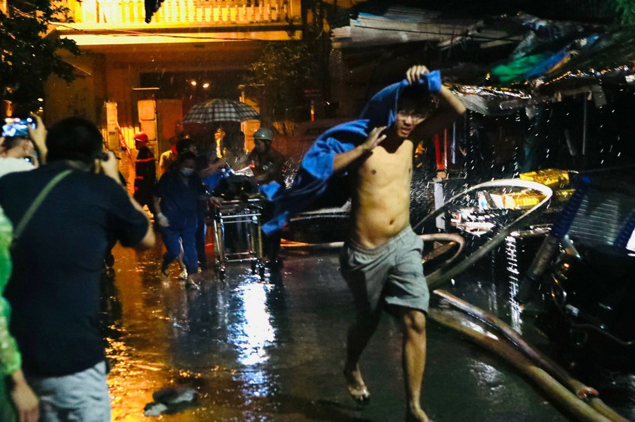 Hiện trường vụ ch&aacute;y ở Khương Hạ khiến nhiều người thương vong - Ảnh 5.