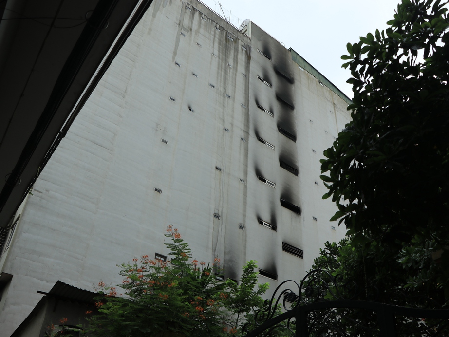 Vụ ch&aacute;y chung cư mini ở H&agrave; Nội: Tho&aacute;t chết sau 4 tiếng đấu với lửa - Ảnh 4.