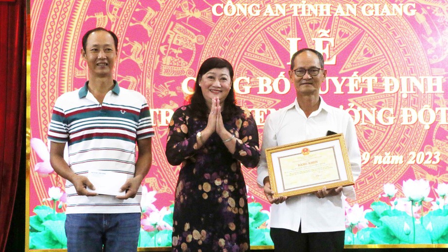 Lời cầu cứu của b&eacute; trai bị n&eacute;m xuống s&ocirc;ng ở An Giang: "Đừng bỏ con ch&uacute; ơi!" - Ảnh 4.