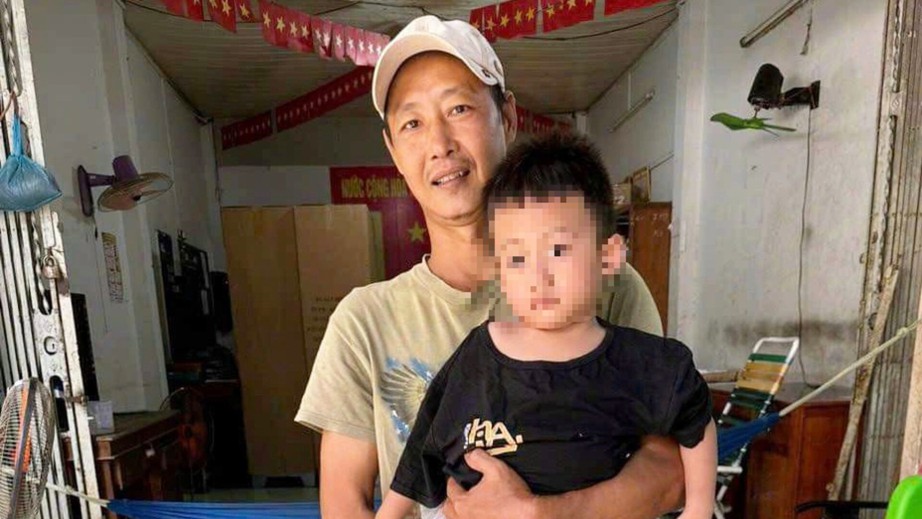Lời cầu cứu của b&eacute; trai bị n&eacute;m xuống s&ocirc;ng ở An Giang: "Đừng bỏ con ch&uacute; ơi!" - Ảnh 1.