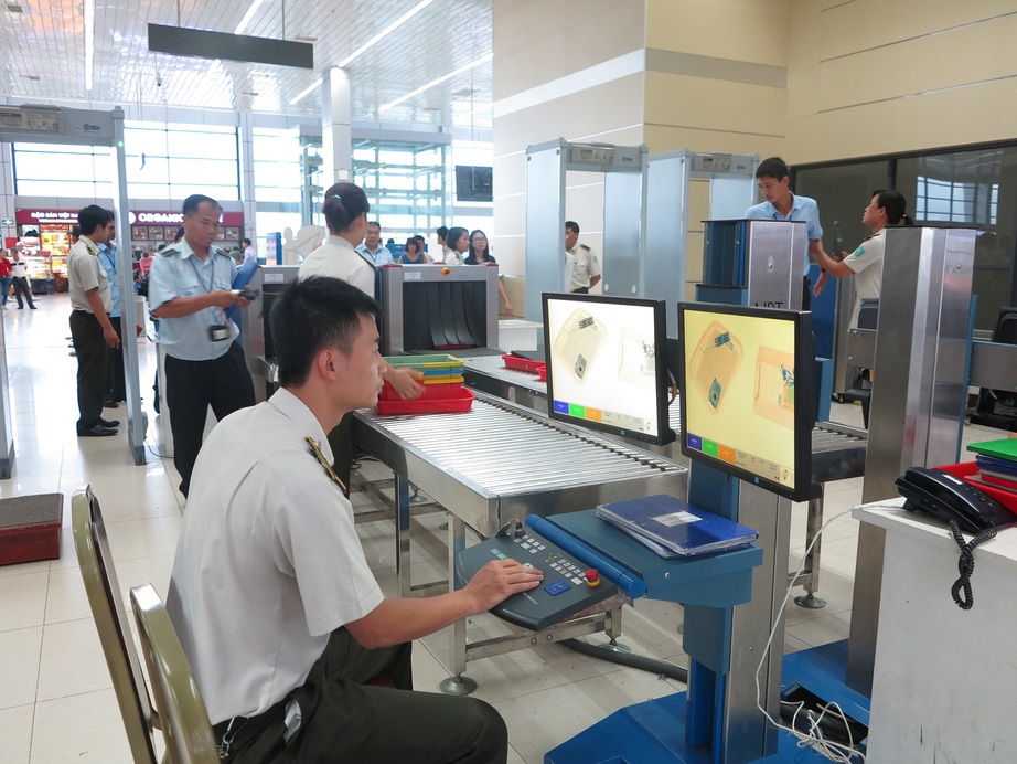 "T&oacute;m gọn" hai h&agrave;nh kh&aacute;ch định mang đạn l&ecirc;n m&aacute;y bay  - Ảnh 1.