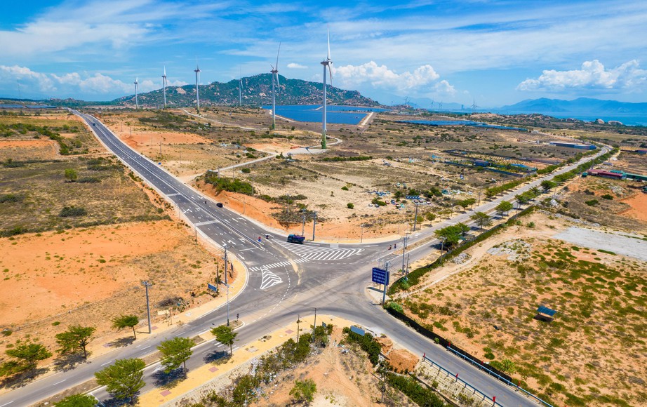 Cận cảnh đường nối Quốc lộ 1 băng qua "tiểu sa mạc" ở Ninh Thuận  - Ảnh 1.