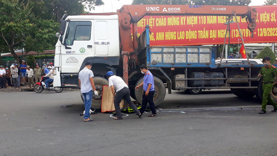 Vĩnh Long: 1 nam sinh tử vong tại chỗ sau va chạm với xe tải - Ảnh 1.