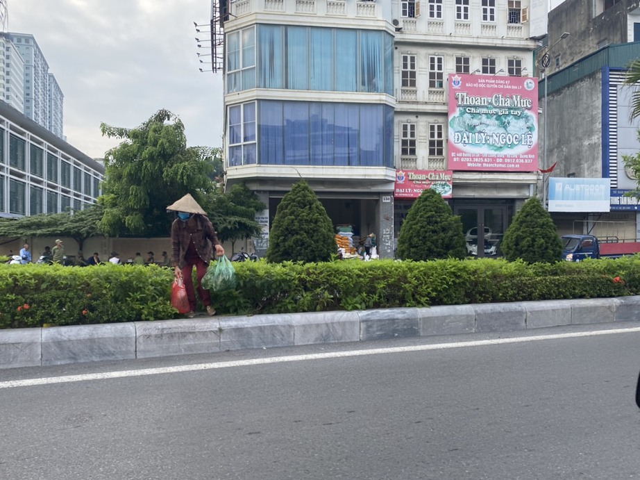 Bất an những t&igrave;nh huống người đi bộ vượt dải ph&acirc;n c&aacute;ch băng ngang Quốc lộ 18 ở Quảng Ninh - Ảnh 6.