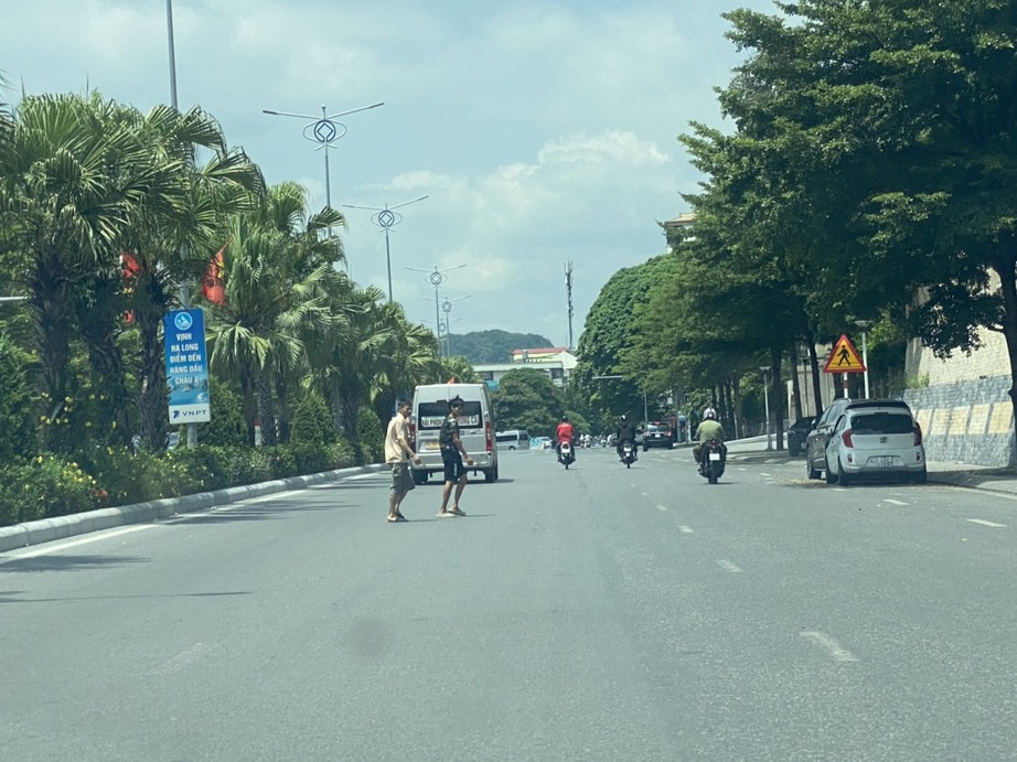 Bất an những t&igrave;nh huống người đi bộ vượt dải ph&acirc;n c&aacute;ch băng ngang Quốc lộ 18 ở Quảng Ninh - Ảnh 3.
