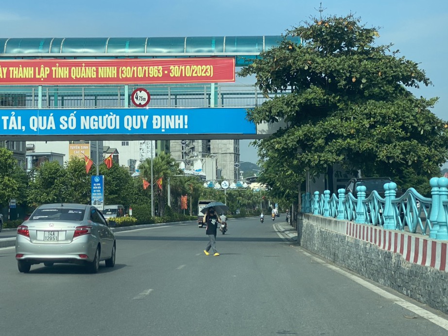 Bất an những t&igrave;nh huống người đi bộ vượt dải ph&acirc;n c&aacute;ch băng ngang Quốc lộ 18 ở Quảng Ninh - Ảnh 2.