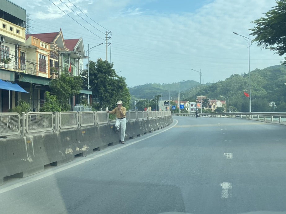 Bất an những t&igrave;nh huống người đi bộ vượt dải ph&acirc;n c&aacute;ch băng ngang Quốc lộ 18 ở Quảng Ninh - Ảnh 5.