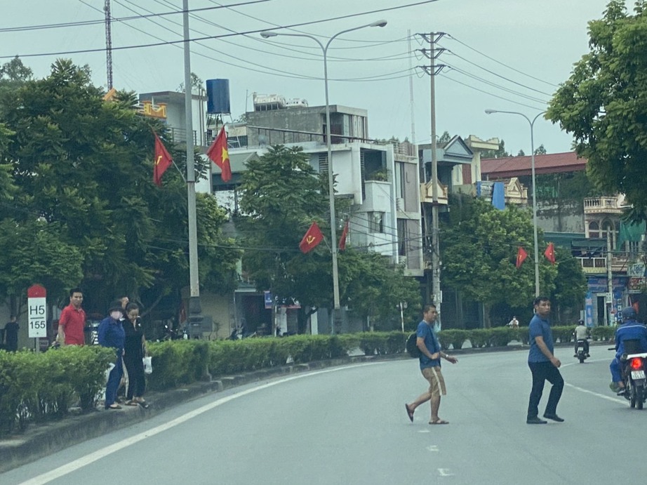 Bất an những t&igrave;nh huống người đi bộ vượt dải ph&acirc;n c&aacute;ch băng ngang Quốc lộ 18 ở Quảng Ninh - Ảnh 1.