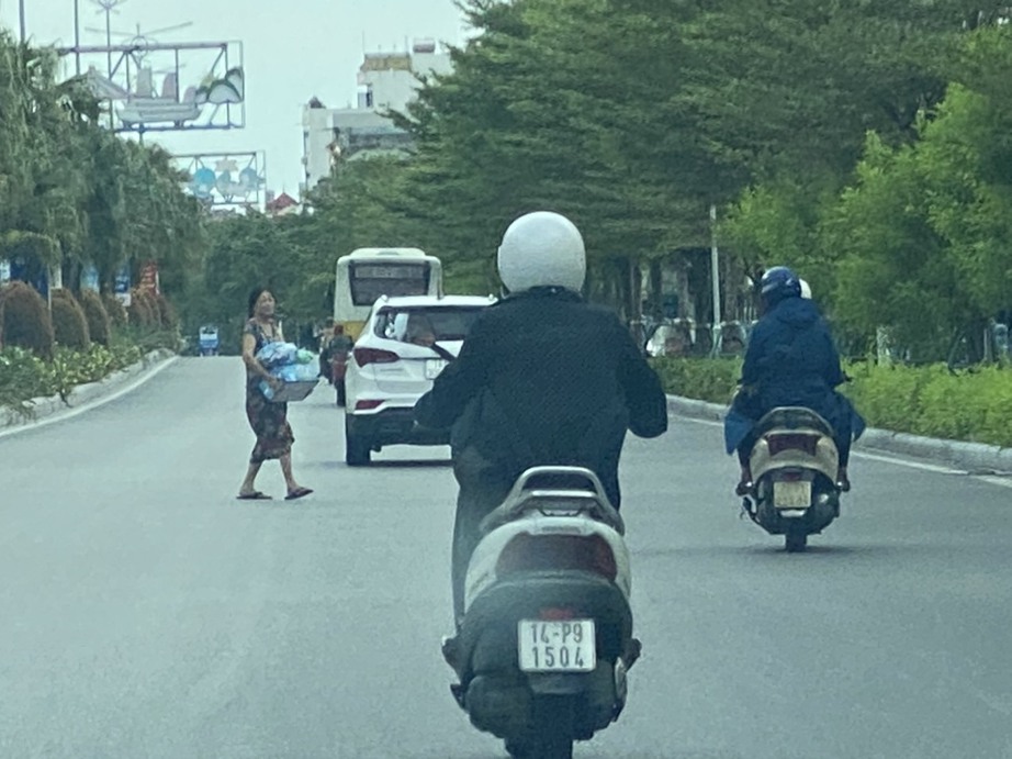 Bất an những t&igrave;nh huống người đi bộ vượt dải ph&acirc;n c&aacute;ch băng ngang Quốc lộ 18 ở Quảng Ninh - Ảnh 4.