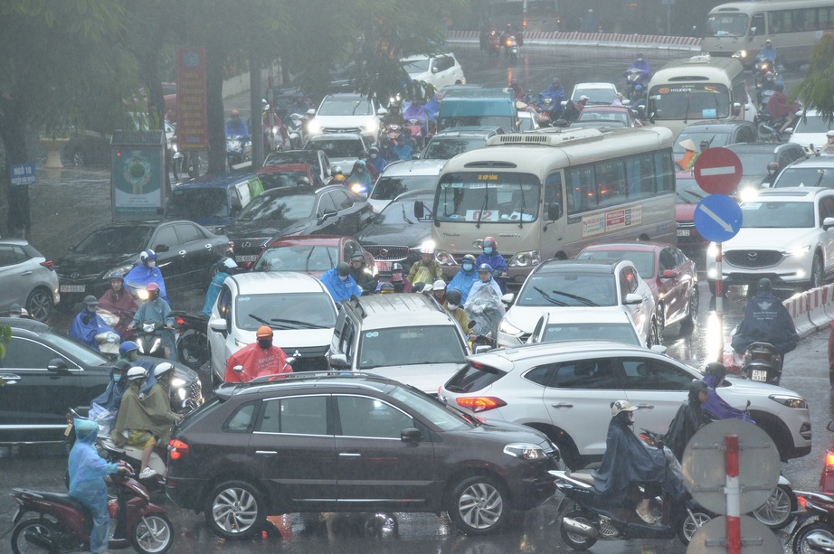 Mưa lớn kéo dài, nhiều tuyến đường ở Hà Nội ngập sâu - Ảnh 2. Mưa lớn kéo dài, nhiều tuyến đường ở Hà Nội ngập sâu - Ảnh 2.