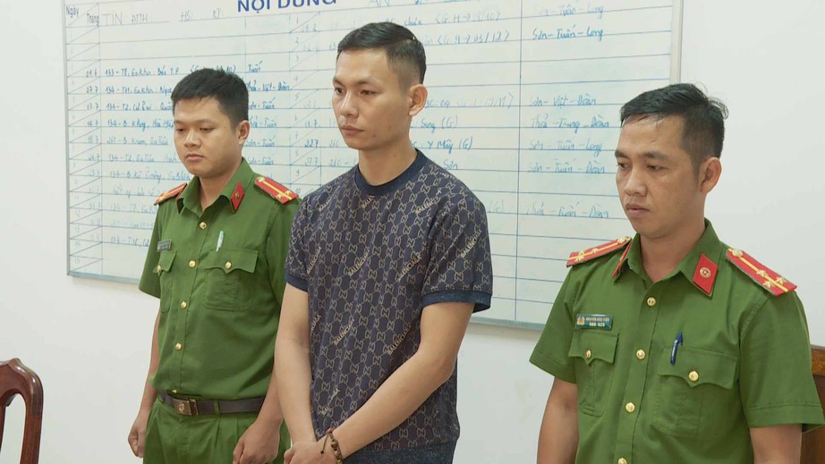 Đ&aacute;nh nhau v&igrave; bị nhắc nhở chạy xe chậm th&ocirc;i - Ảnh 1.