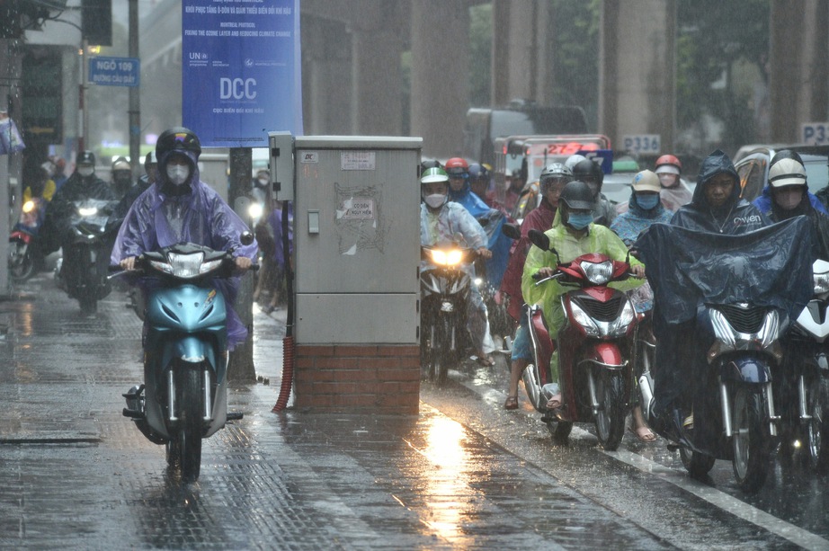 Mưa lớn kéo dài, nhiều tuyến đường ở Hà Nội ngập sâu - Ảnh 4. Mưa lớn kéo dài, nhiều tuyến đường ở Hà Nội ngập sâu - Ảnh 4.