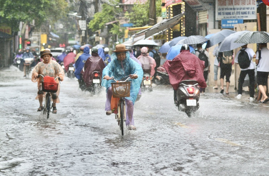 Mưa lớn kéo dài, nhiều tuyến đường ở Hà Nội ngập sâu - Ảnh 5. Mưa lớn kéo dài, nhiều tuyến đường ở Hà Nội ngập sâu - Ảnh 5.