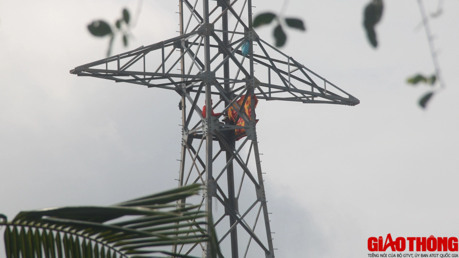 Bạc Liêu: Hai người ngồi vắt vẻo trên trụ điện cao thế chưa rõ nguyên nhân - Ảnh 1. Bạc Liêu: Hai người ngồi vắt vẻo trên trụ điện cao thế chưa rõ nguyên nhân - Ảnh 1.