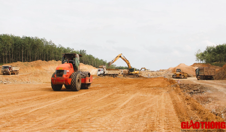 Quảng Trị ph&ecirc; duyệt tiền cấp quyền khai th&aacute;c mỏ đất san lấp cho cao tốc Vạn Ninh &ndash; Cam Lộ - Ảnh 1.