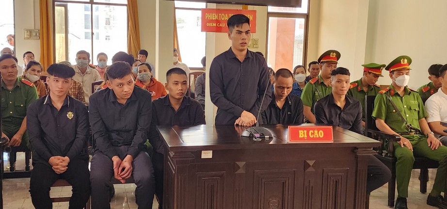 Hơn 44 năm t&ugrave; cho 6 thanh ni&ecirc;n bất chấp ch&eacute;m người l&uacute;c qua ph&agrave; - Ảnh 1.