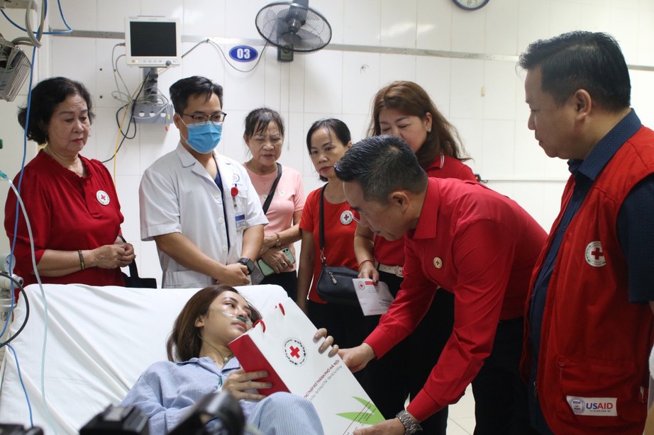 Vụ ch&aacute;y chung cư mini ở Khương Hạ: Sức khỏe bệnh nh&acirc;n cấp cứu tại c&aacute;c bệnh viện ra sao? - Ảnh 2.