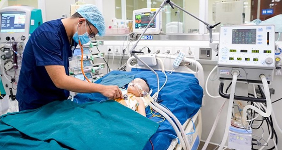 B&eacute; g&aacute;i nguy kịch v&igrave; nhiễm khuẩn huyết từ nốt nhọt sau g&aacute;y   - Ảnh 1.