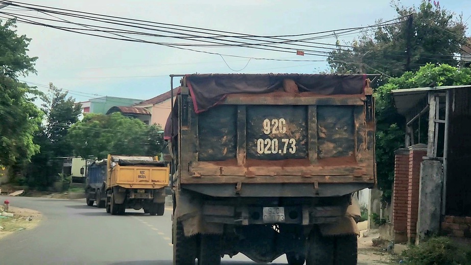 Xe chở đất c&oacute; ngọn lộng h&agrave;nh tỉnh tr&ecirc;n lộ ở Quảng Nam - Ảnh 1.