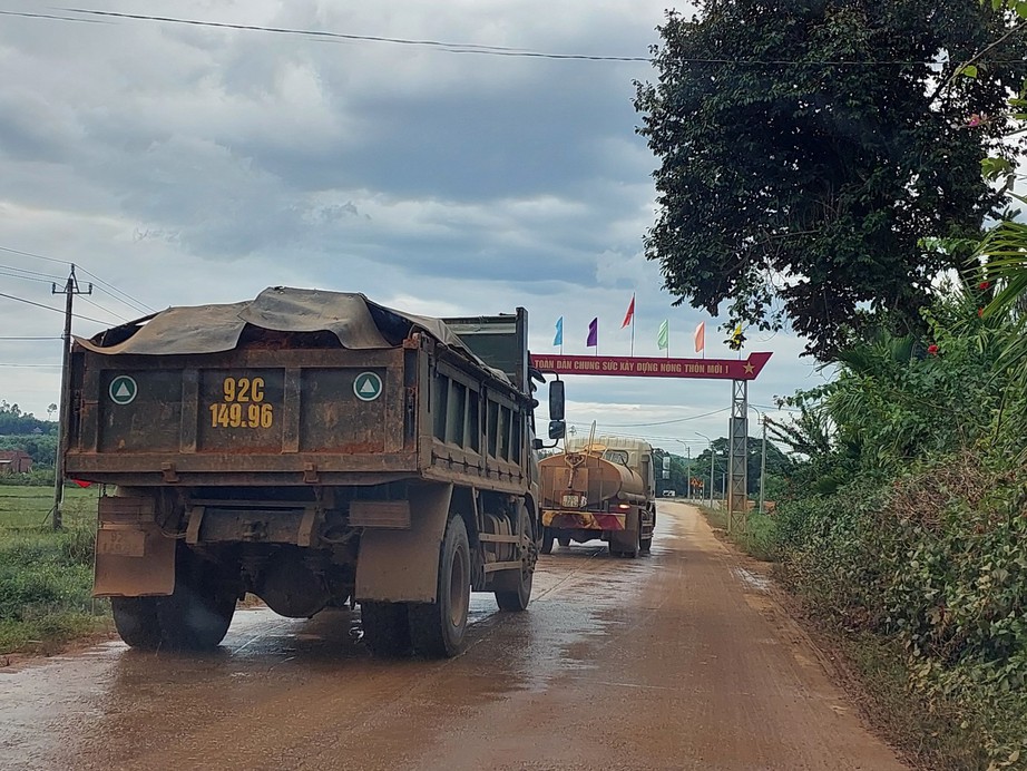Xe chở đất c&oacute; ngọn lộng h&agrave;nh tỉnh tr&ecirc;n lộ ở Quảng Nam - Ảnh 2.