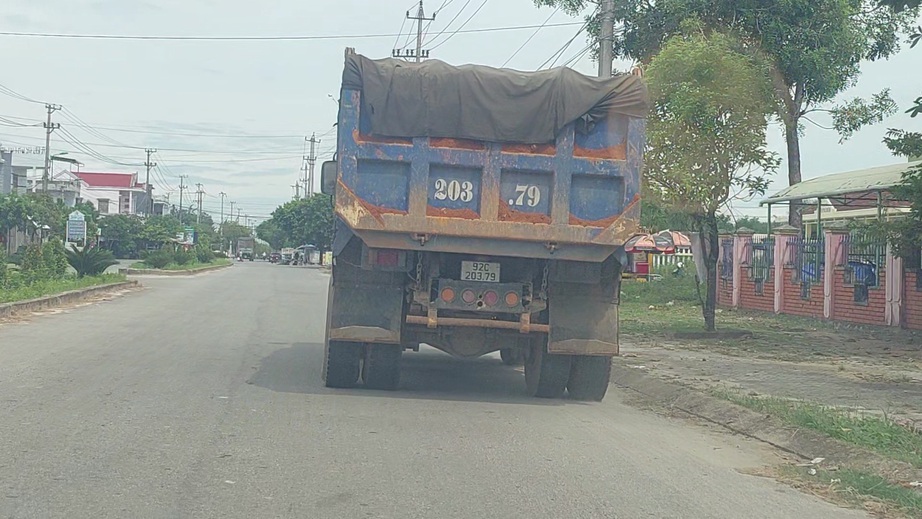 Xe chở đất c&oacute; ngọn lộng h&agrave;nh tỉnh tr&ecirc;n lộ ở Quảng Nam - Ảnh 4.
