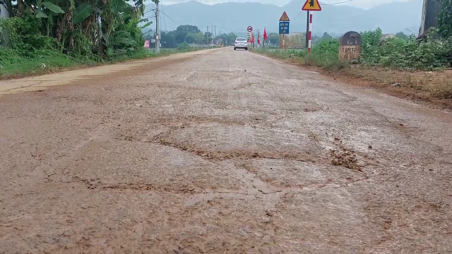 Xe chở đất c&oacute; ngọn lộng h&agrave;nh tỉnh tr&ecirc;n lộ ở Quảng Nam - Ảnh 3.