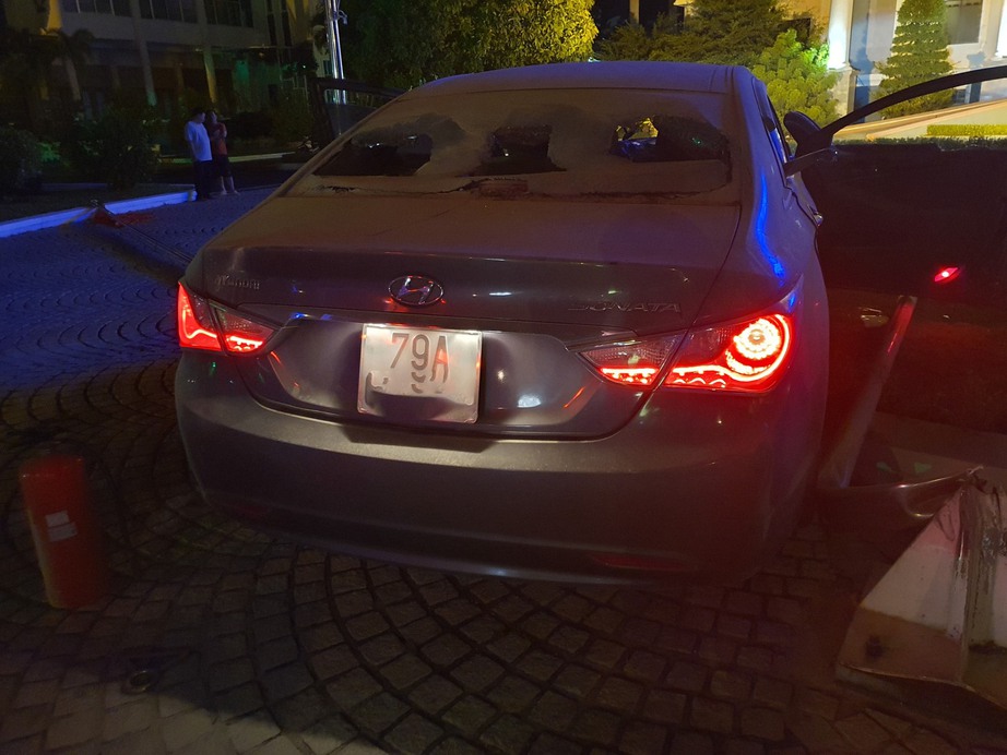 Người cố t&igrave;nh đ&acirc;m xe v&agrave;o cổng UBND tỉnh Kh&aacute;nh Ho&agrave; đ&atilde; tử vong - Ảnh 1.