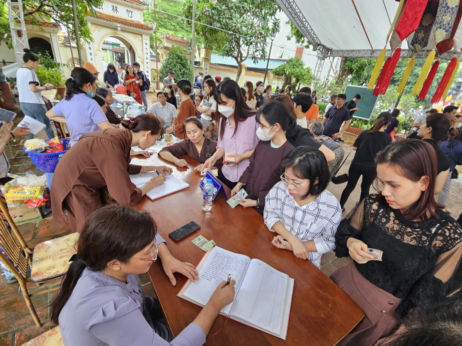 Người d&acirc;n đội mưa đến ch&ugrave;a để thắp hương cho c&aacute;c nạn nh&acirc;n vụ ch&aacute;y chung cư mini - Ảnh 11.