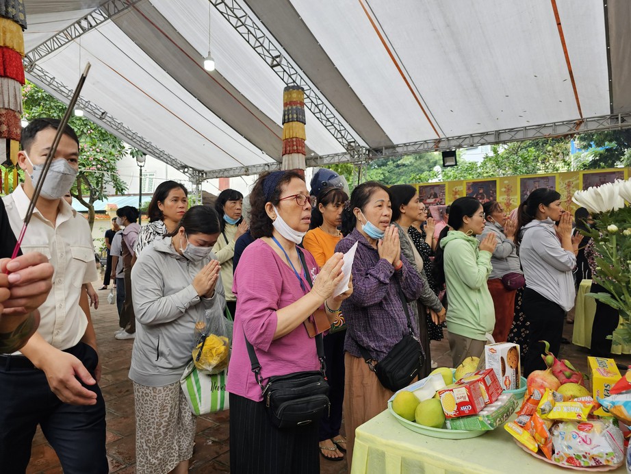 Người d&acirc;n đội mưa đến ch&ugrave;a để thắp hương cho c&aacute;c nạn nh&acirc;n vụ ch&aacute;y chung cư mini - Ảnh 10.