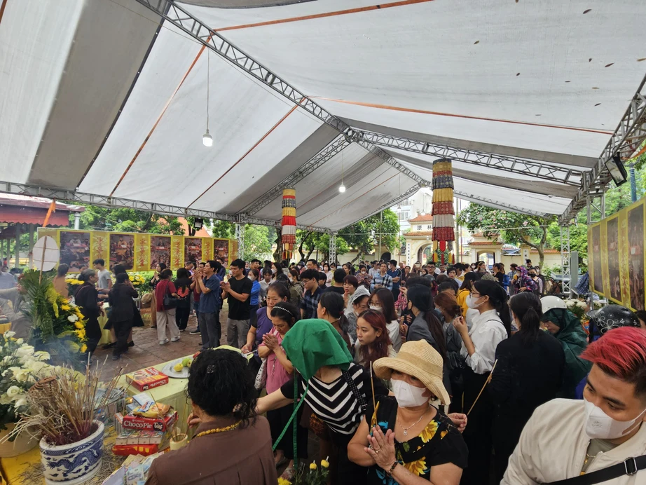 Người d&acirc;n đội mưa đến ch&ugrave;a để thắp hương cho c&aacute;c nạn nh&acirc;n vụ ch&aacute;y chung cư mini - Ảnh 1.