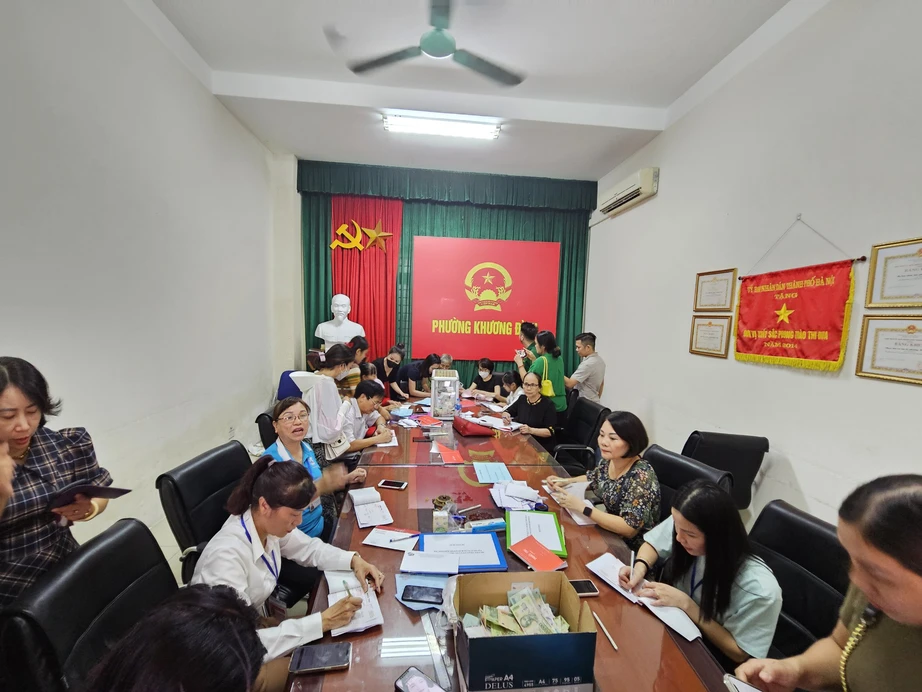 Người d&acirc;n đội mưa đến ch&ugrave;a để thắp hương cho c&aacute;c nạn nh&acirc;n vụ ch&aacute;y chung cư mini - Ảnh 14.