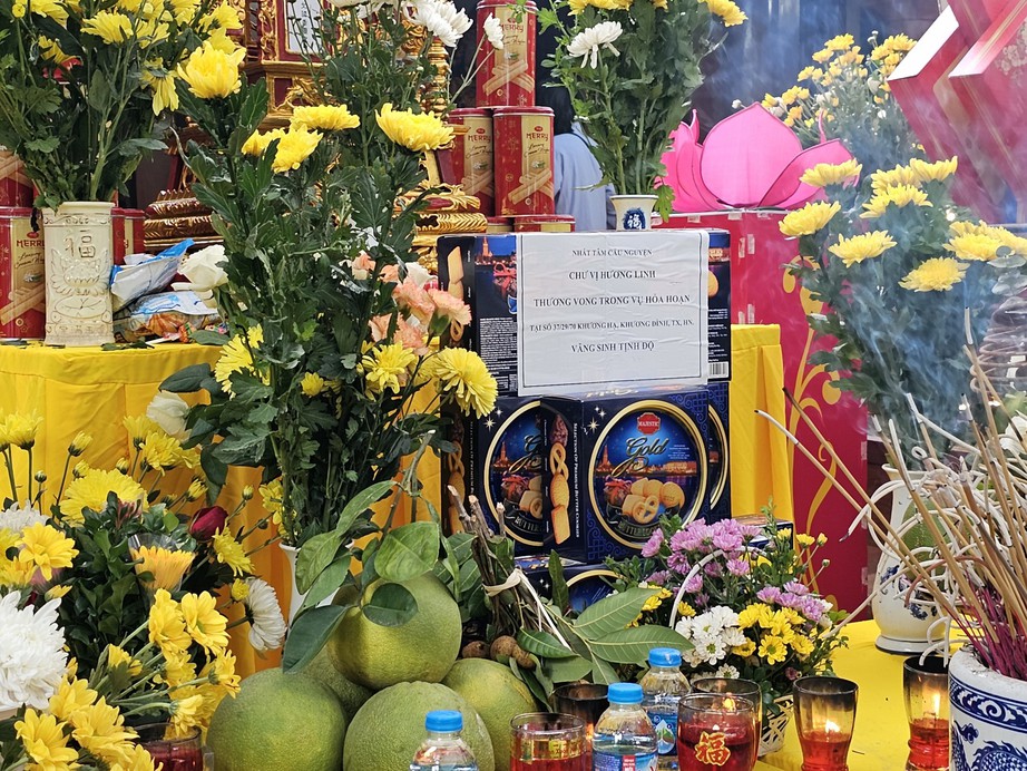 Người d&acirc;n đội mưa đến ch&ugrave;a để thắp hương cho c&aacute;c nạn nh&acirc;n vụ ch&aacute;y chung cư mini - Ảnh 2.