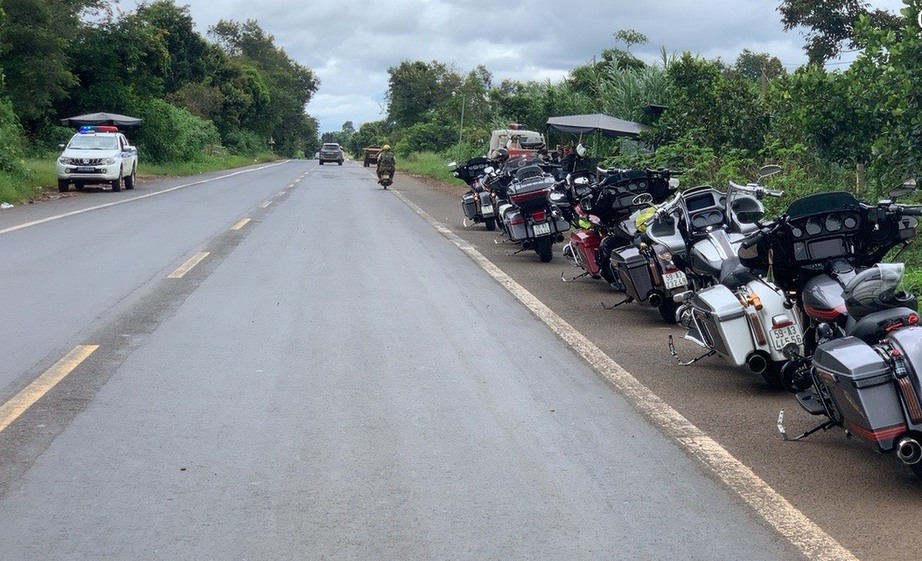 CSGT Đắk Nông xử lý dàn xe phân khối lớn chạy với tốc độ gần 100km/h - Ảnh 3. CSGT Đắk Nông xử lý dàn xe phân khối lớn chạy với tốc độ gần 100km/h - Ảnh 3.