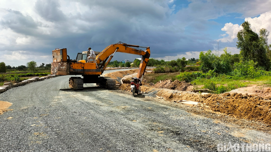 Chủ tịch tỉnh C&agrave; Mau th&uacute;c tiến độ giải ng&acirc;n vốn đầu tư c&ocirc;ng năm 2023 - Ảnh 1.