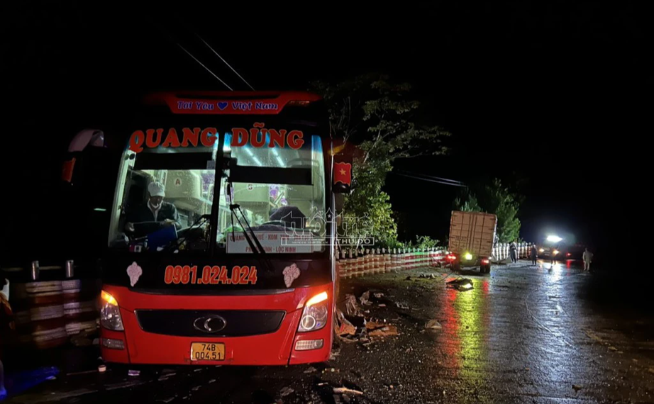 Xe tải vượt qu&aacute; tốc độ, lấn l&agrave;n g&acirc;y tai nạn tr&ecirc;n đ&egrave;o L&ograve; Xo - Ảnh 1.