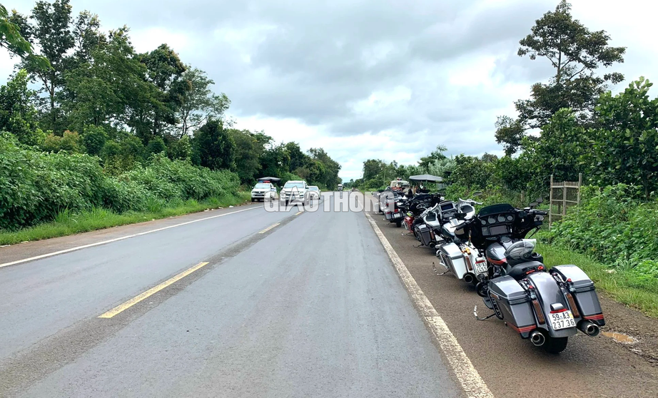 CSGT Đắk Nông xử lý dàn xe phân khối lớn chạy với tốc độ gần 100km/h - Ảnh 1. CSGT Đắk Nông xử lý dàn xe phân khối lớn chạy với tốc độ gần 100km/h - Ảnh 1.