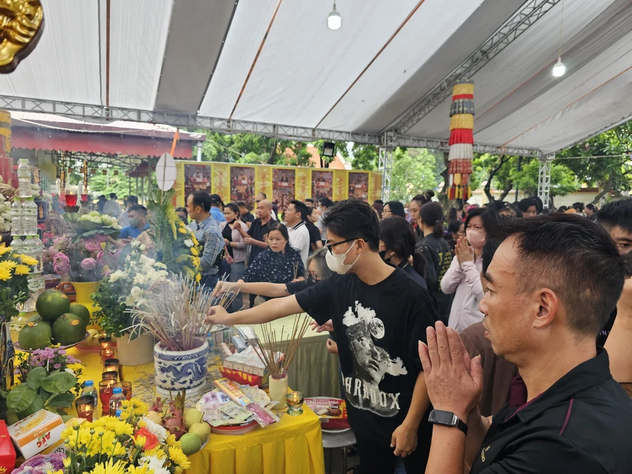 Người d&acirc;n đội mưa đến ch&ugrave;a để thắp hương cho c&aacute;c nạn nh&acirc;n vụ ch&aacute;y chung cư mini - Ảnh 4.